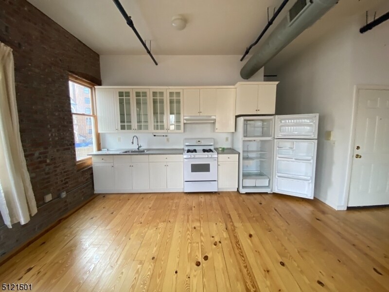 9 Crawford St Unit 7, Newark, NJ 07102 Room for Rent in Newark, NJ