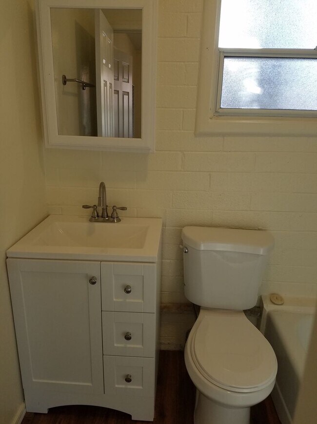 Foto del edificio - Cozy 1 Bed, 1 Bath Cottage - Water/Sewer/T...