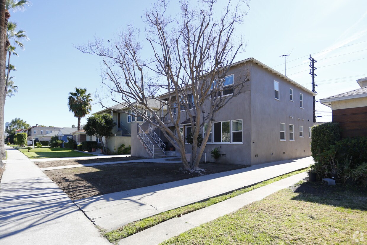 Building Photo - 824 W Glenoaks Blvd