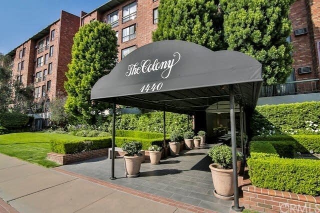 Frente del edificio - 1440 Veteran Ave