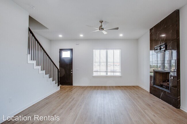 Building Photo - 3 br, 2.5 bath House - 11520 Savannah Avenue