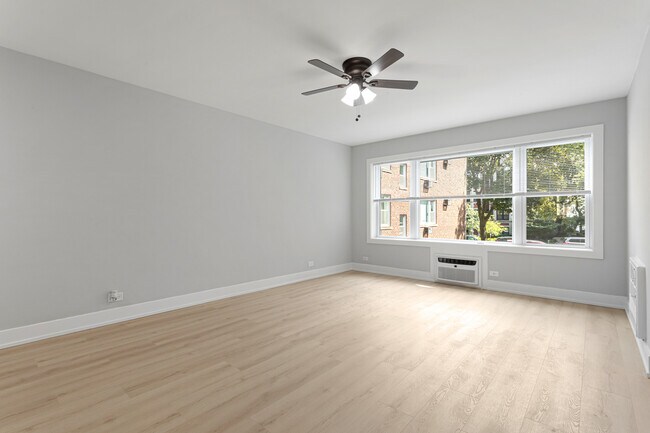 Foto del edificio - 7634 N Eastlake Terrace