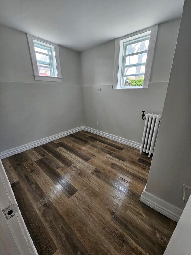 Primary Photo - 208 Giles Blvd E
