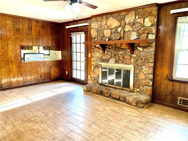 Building Photo - 411 Little John Dr NW