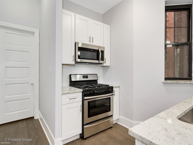 Building Photo - 1 br, 1 bath  - 1349 N State Pkwy Apt 1W