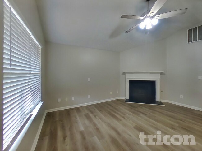 Foto del edificio - 135 Tillman Ct