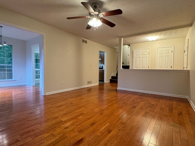 Foto del edificio - 3 Bedroom 2 bathroom and finished basement...