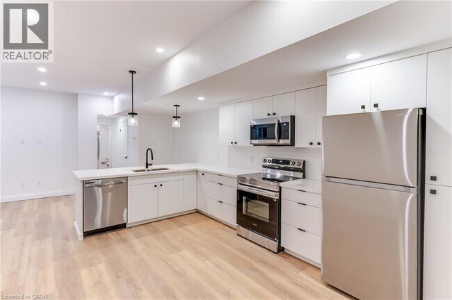 Photo du bâtiment - 825 Stirling Ave S