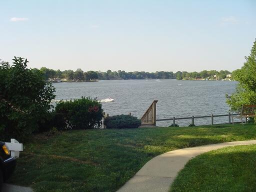 Foto del edificio - Lakeside Apartments