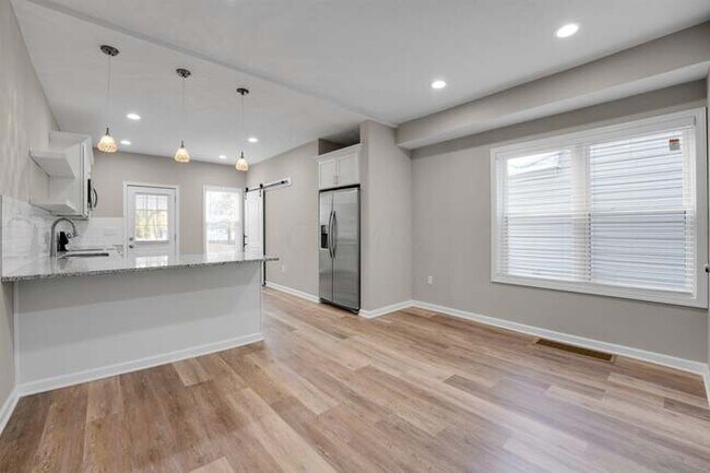 Building Photo - 695 Reinhard Ave