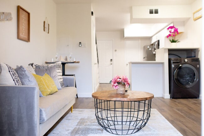 Building Photo - 619 S Cedar St