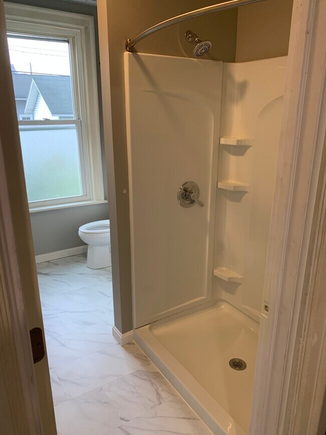 Bathroom=1 - 133 E Maple St