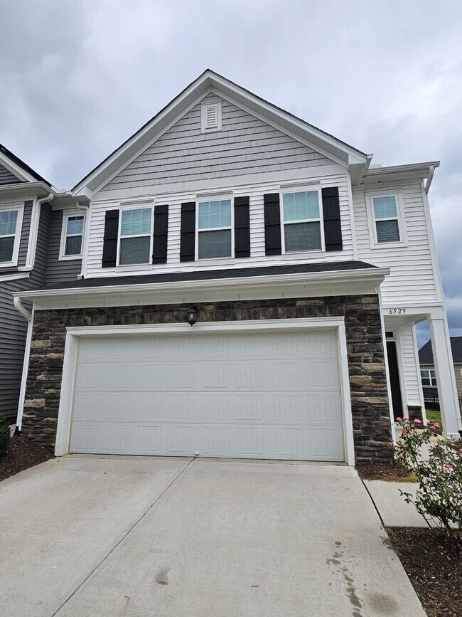 Foto del edificio - Modern townhome with high-end finishes throughout, minutes to 540 and walkable to great shopping.