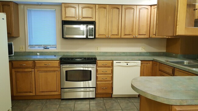 Building Photo - Beautiful 4 Bedroom 2 Bathroom Rancher in ...