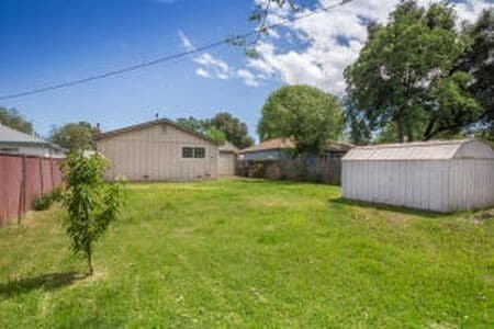 Building Photo - Charming home in great neighborhood