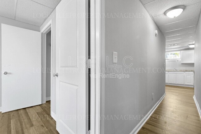 Foto del edificio - 704-706 Roselane St