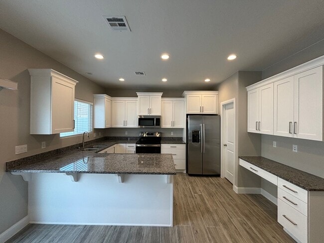 Building Photo - Beautiful Townhome!