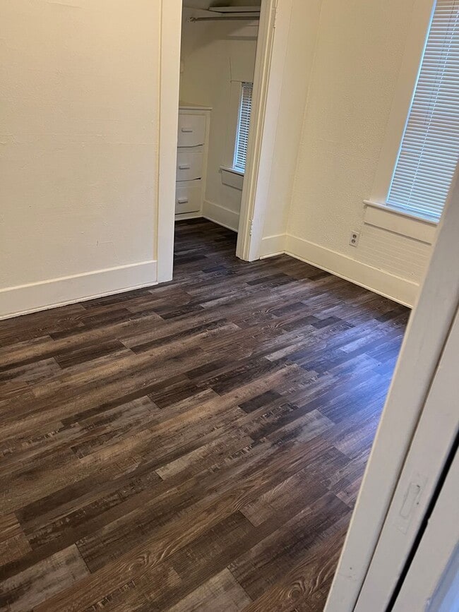 Building Photo - 201a