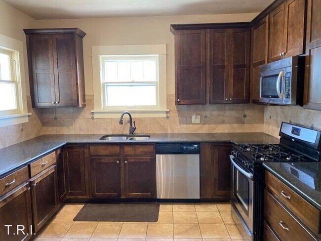Building Photo - 3 br, 2 bath House - 525 Collins St