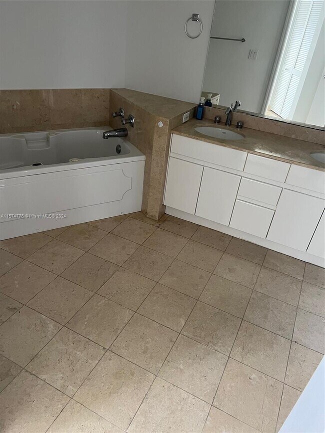 Building Photo - 848 Brickell Key Dr