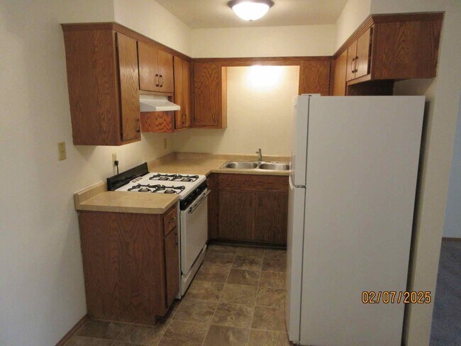 Building Photo - Available February 2026 Large 2 BD 1.5 Bath - Free heat, water, parking