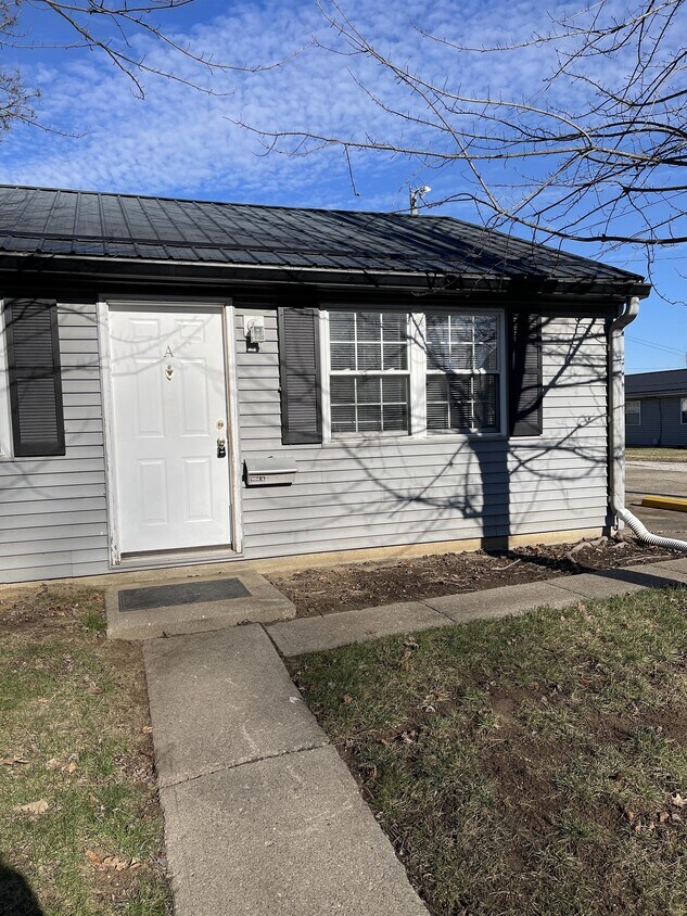 904 Sloan St Unit A, Crawfordsville, IN 47933 Apartment for Rent in
