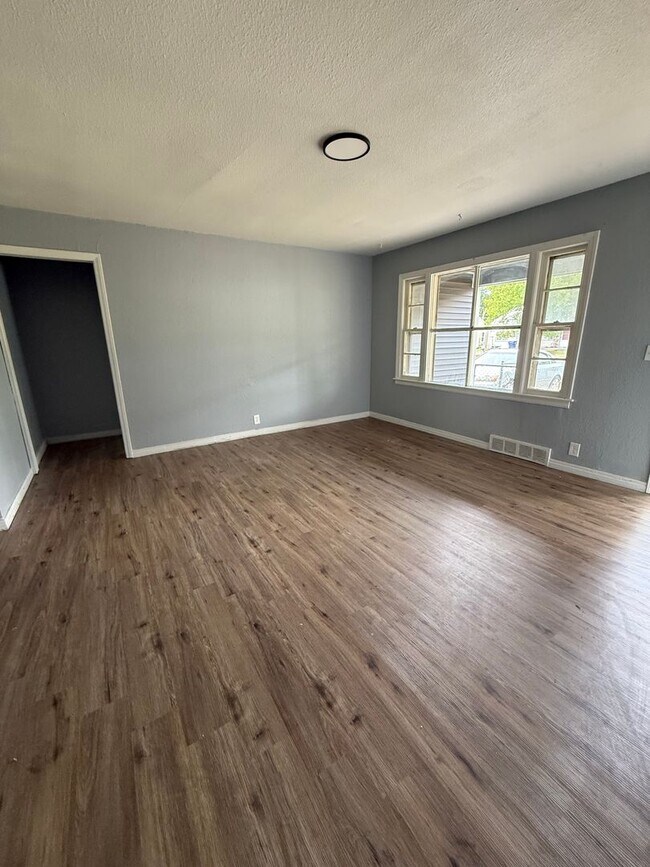 Foto del edificio - Darling 3 Bedroom in Nice Quiet Area