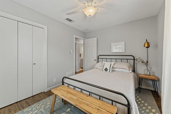 Foto del edificio - 8508 Bradford Dr