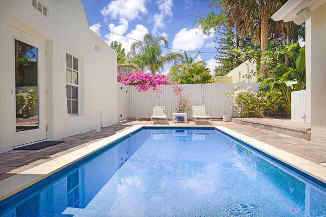 Foto del edificio - 834 Upland Rd