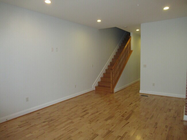 Foto del edificio - Charming 4 Bedroom/3.5 Bathroom Townhome with Parking Pad in Station North, MD!
