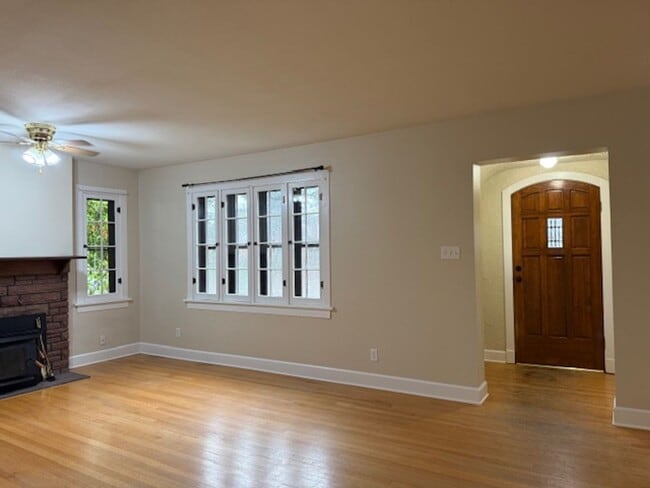 Building Photo - House For Lease