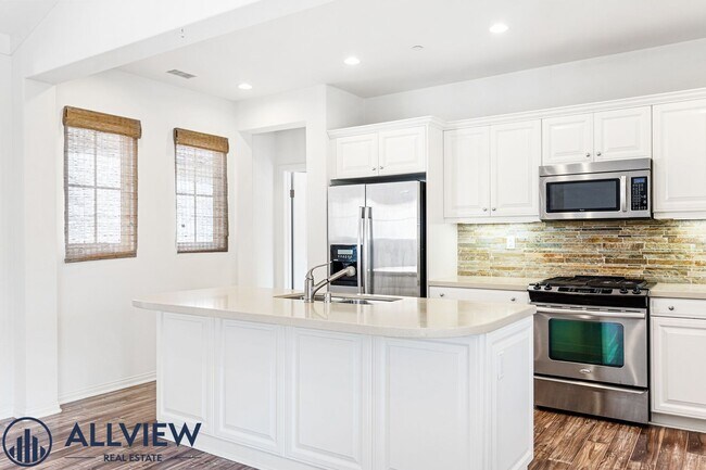 Building Photo - Large 2 Bed, 2.5 Bath Townhome in Irvine's...