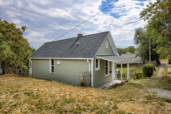 Building Photo - 1240 S 15th St