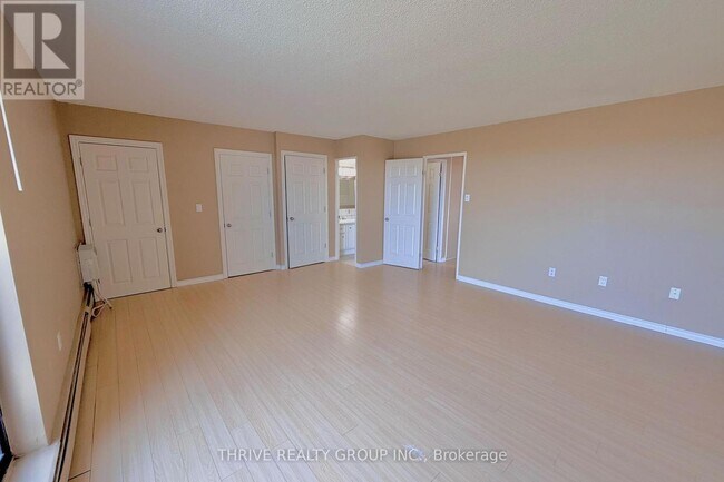 Photo du bâtiment - 1255 Commissioners Rd W