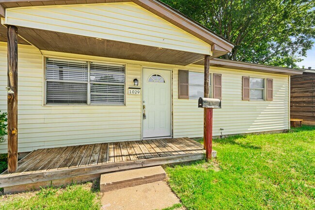 Building Photo - 1029 Hoyt Ave