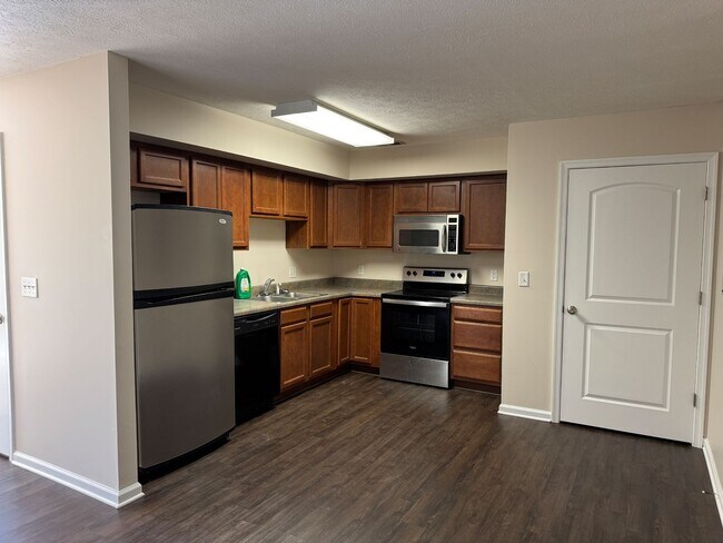 Foto del edificio - Charming Townhome in Prime Broadway Location – Steps from Parks & Outdoor Amenities!
