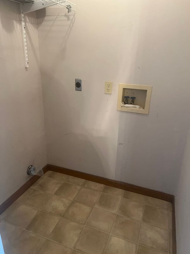 Building Photo - MOVE IN READY!!