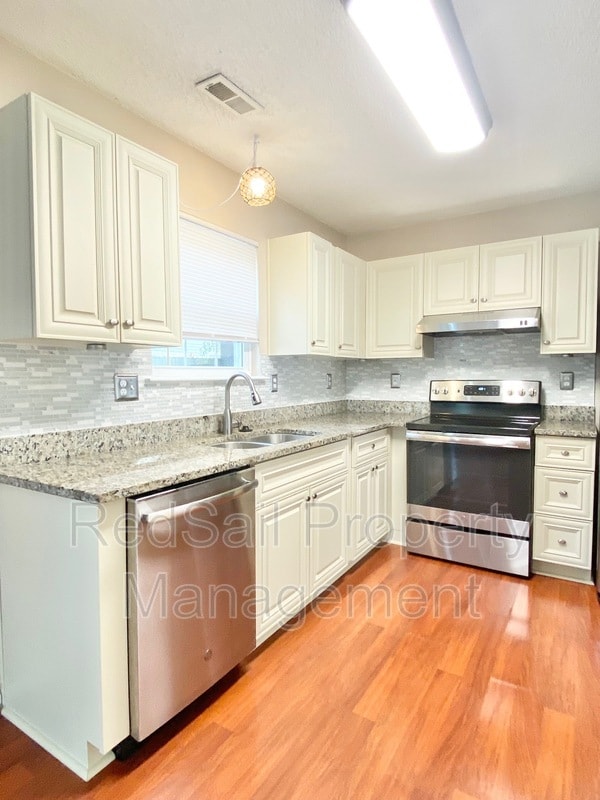 Foto del edificio - 204 Gate House Rd