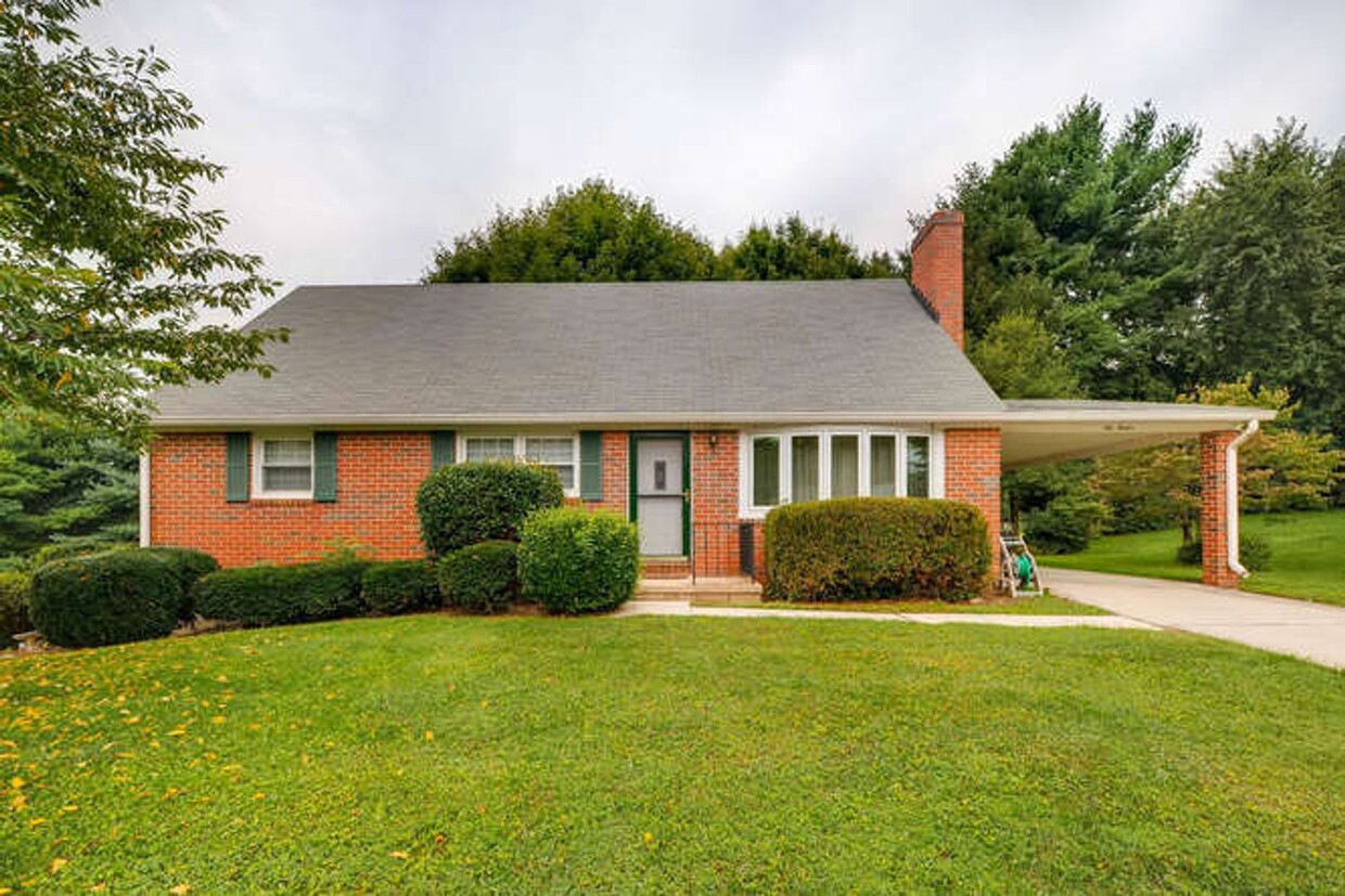 Primary Photo - All Brick Rancher in Highly desired Bel Ai...