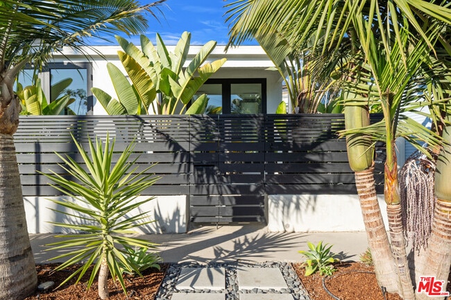 Building Photo - 2340 Beach Ave