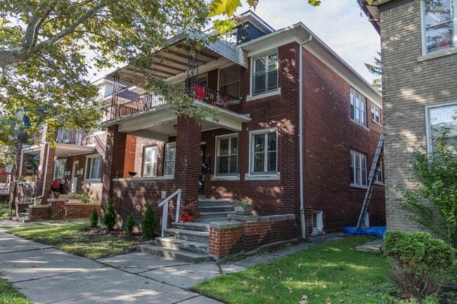 Building Photo - 887 Beaconsfield Ave