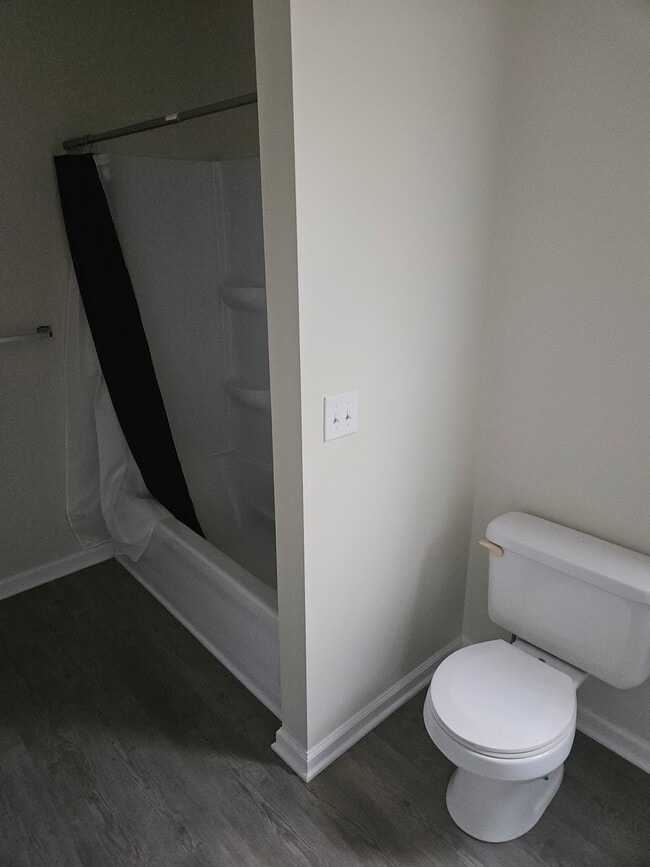 Tub/shower combo. Spacious bathroom - 728 S 15th St