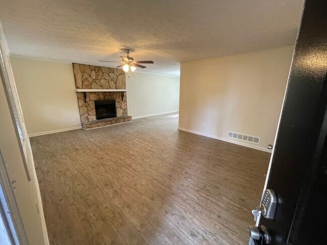 Building Photo - 2651 Whitehaven Dr SW