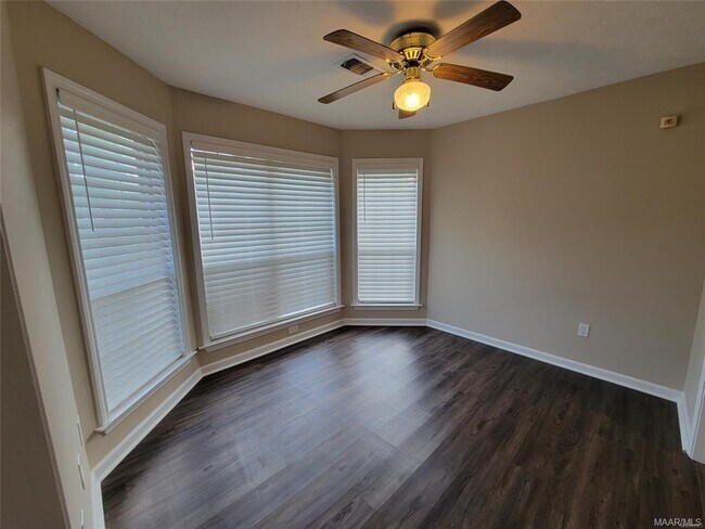 Foto del edificio - 6501 Juniper Tree Ln