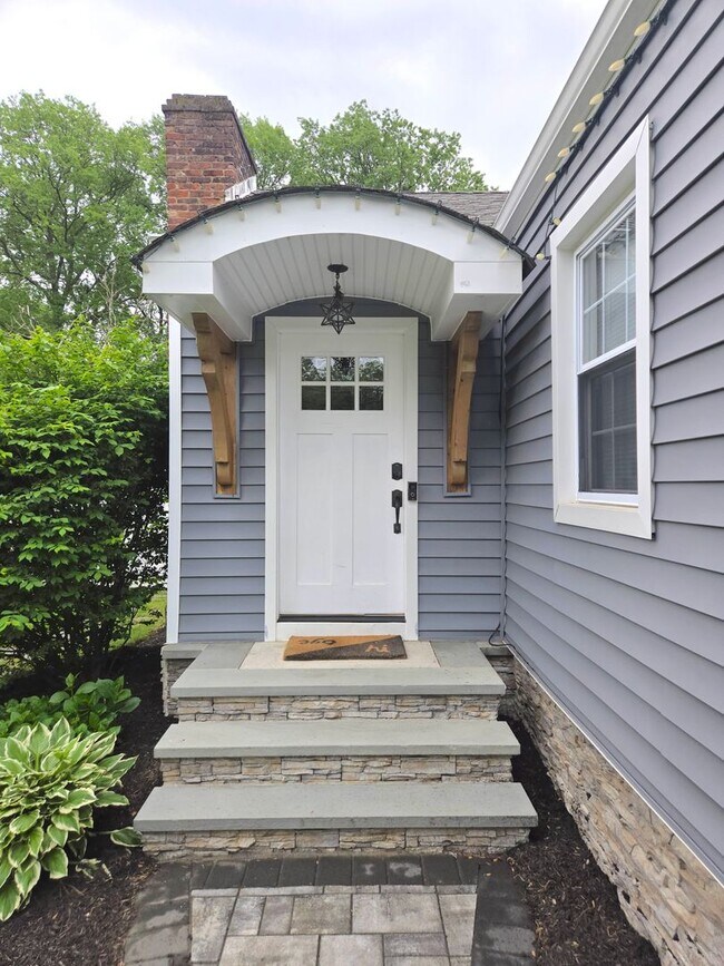 Building Photo - Beautifully updated, ranch style single fa...