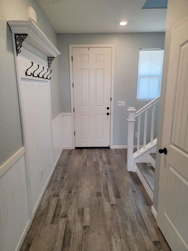 Building Photo - Beautiful 3 Bedroom 2.5 bath Home