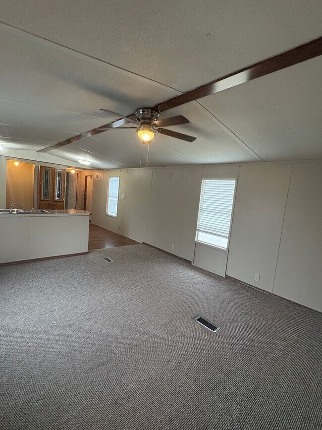 Building Photo - 3 Bed 2 Bath Mobile Home in Yorktowne!