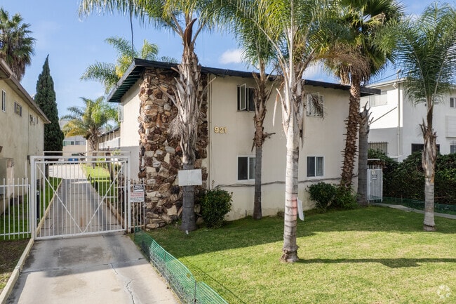 Building Photo - 921 N. Cedar St.