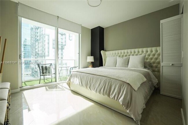 Building Photo - 300 S Biscayne Blvd