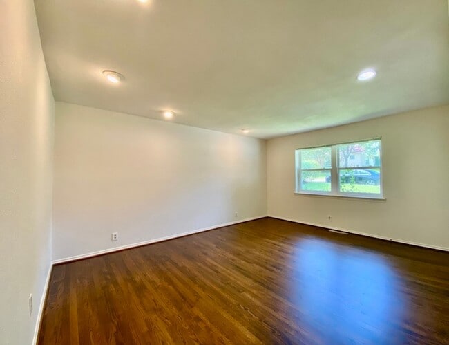Foto del edificio - 2125 Forest Oaks Dr